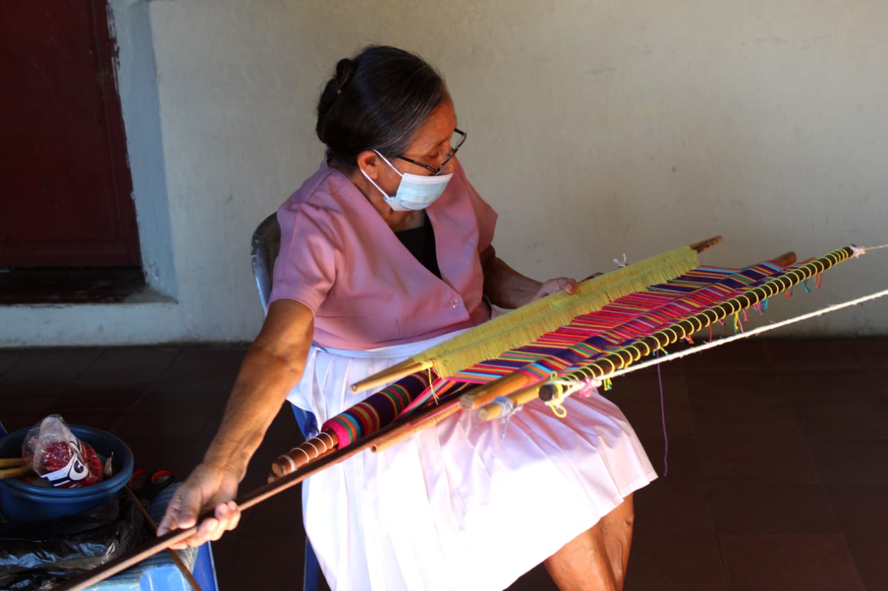 Claudia Vega y su telar de cintura, una tradición que aun sobrevive en Panchimalco