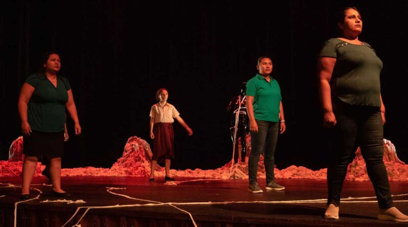 La Cachada y Las Poderosas Teatro inician gira en El Salvador