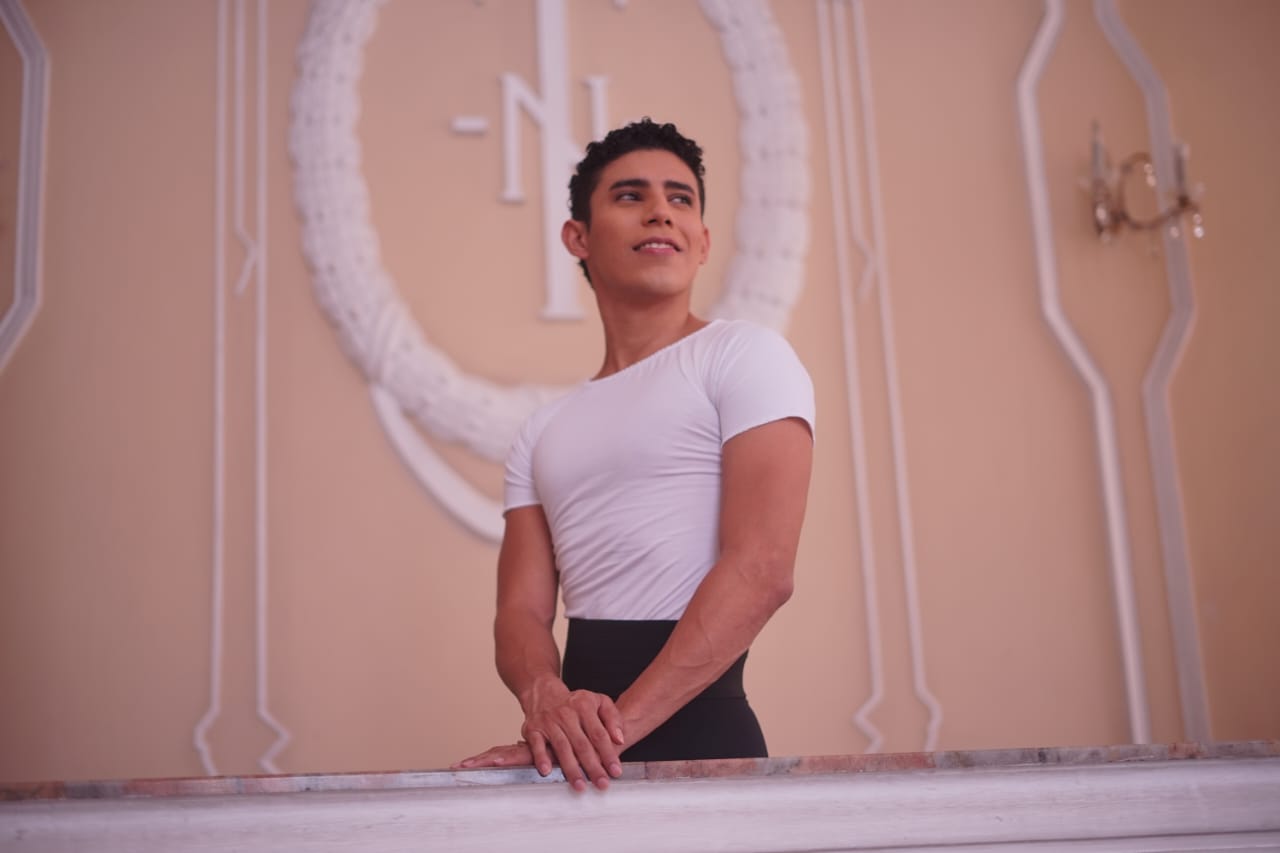 Kevin Dimas, primer bailarín ejecutante de danza clásica  graduado en El Salvador